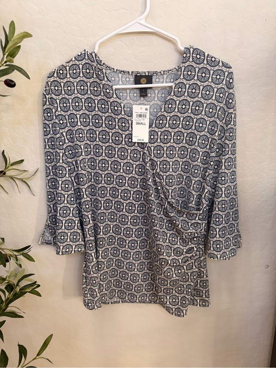 Tops - Women's Navy and White Patterned Blouse